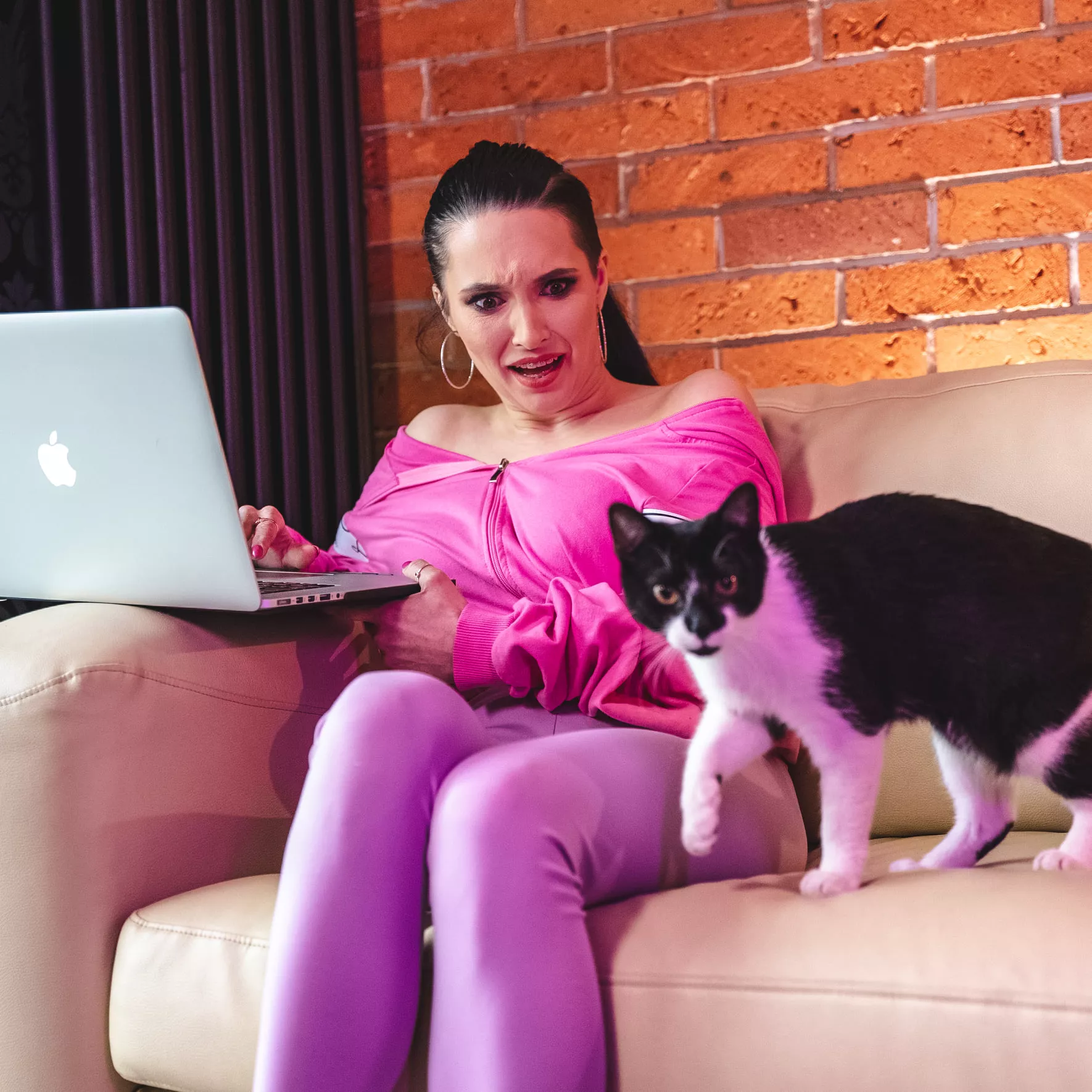 Emila (Daj to Głośniej) pokazała się przed obiektywem bez stanika! Fani w szoku - Rozpięta bluza odsłoniła  biust gwiazdy disco polo!